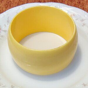 Vtg Pastel Yellow Wide Thick Plastic Lucite Chunky Statement Bangle Bracelet MOD